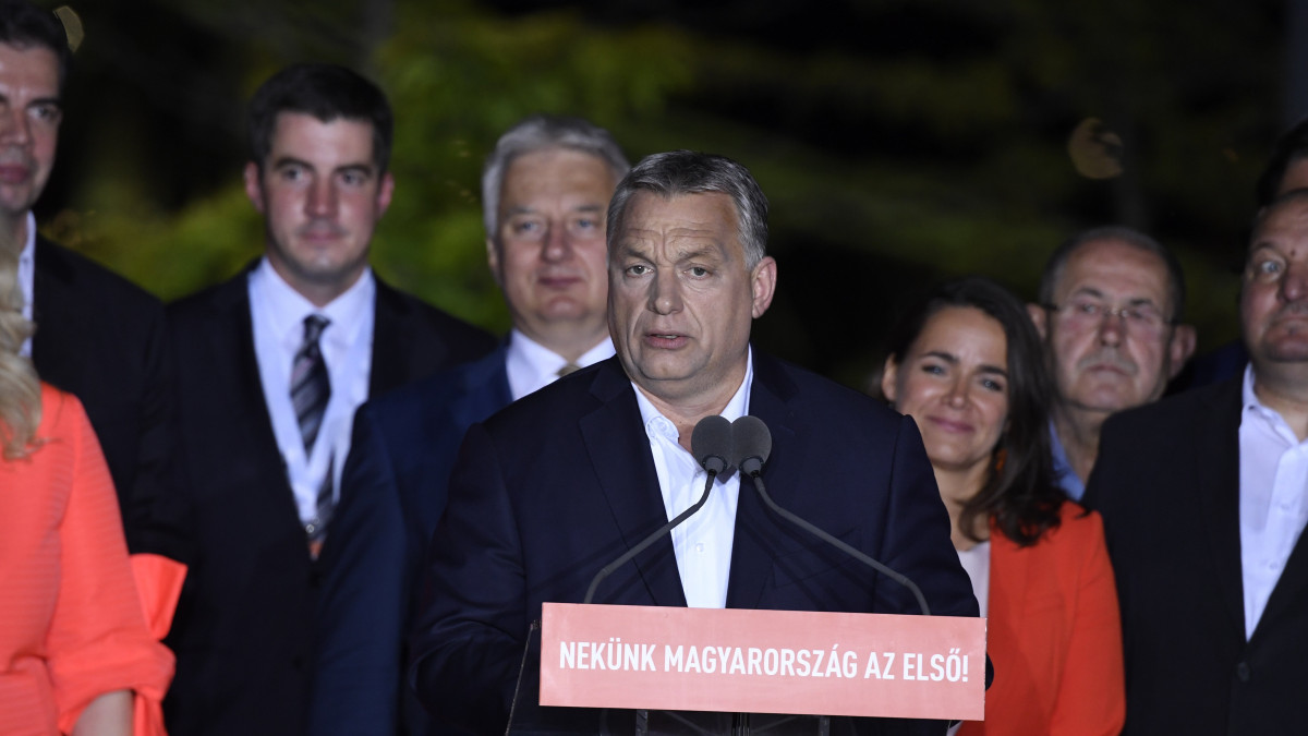 Orbán Viktor miniszterelnök, a Fidesz elnöke beszél a Fidesz-KDNP eredményváró rendezvényén a Bálna Budapest rendezvényközpontban az EP-választás napján, 2019. május 26-án. A kormányfő mögött Kocsis Máté, a Fidesz frakcióvezetője, Semjén Zsolt nemzetpolitikáért, egyházügyekért és nemzetiségekért felelős miniszterelnök-helyettes, Novák Katalin család- és ifjúságügyért felelős államtitkár (b-j).