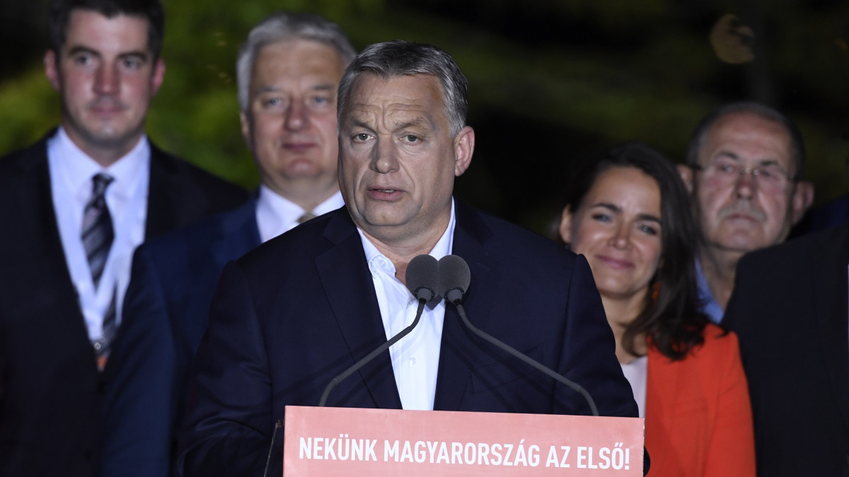 Orbán Viktor miniszterelnök, a Fidesz elnöke beszél a Fidesz-KDNP eredményváró rendezvényén a Bálna Budapest rendezvényközpontban az EP-választás napján, 2019. május 26-án. A kormányfő mögött Kocsis Máté, a Fidesz frakcióvezetője, Semjén Zsolt nemzetpolitikáért, egyházügyekért és nemzetiségekért felelős miniszterelnök-helyettes, Novák Katalin család- és ifjúságügyért felelős államtitkár (b-j).
