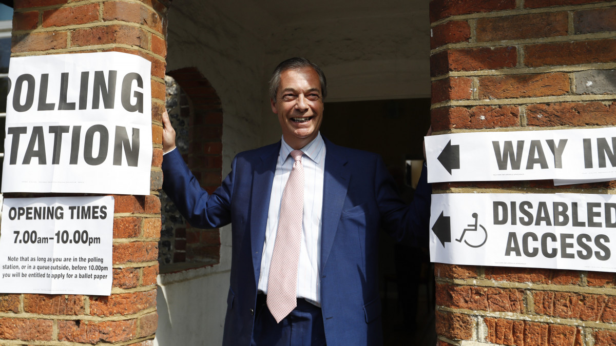 Nigel Farage, az általa alapított Brexit Párt vezetője egy szavazóhelyiség bejáratánál az európai parlamenti (EP) választáson Biggin Hillben 2019. május 23-án. Az Európai Unió tagországaiban május 23. és 26. között választják meg az EU törvényhozásának képviselőit.