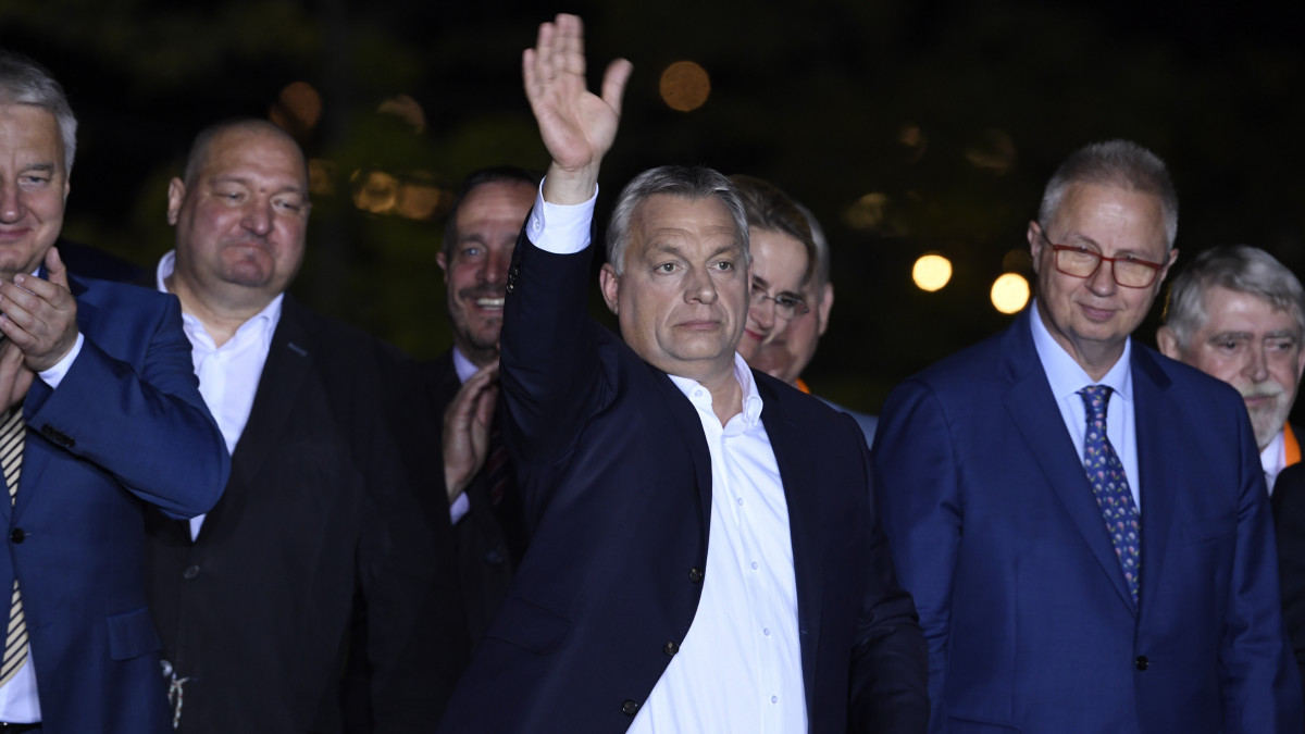Orbán Viktor miniszterelnök, a Fidesz elnöke integet beszéde végén a Fidesz-KDNP eredményváró rendezvényén a Bálna Budapest rendezvényközpontban az EP-választás napján, 2019. május 26-án. A kormányfő mellett Semjén Zsolt nemzetpolitikáért, egyházügyekért és nemzetiségekért felelős miniszterelnök-helyettes (b), Németh Szilárd, a Honvédelmi Minisztérium parlamenti államtitkára (b2), Győri Enikő európai parlamenti képviselőjelölt, Trócsányi László igazságügyi miniszter, listavezető (j).