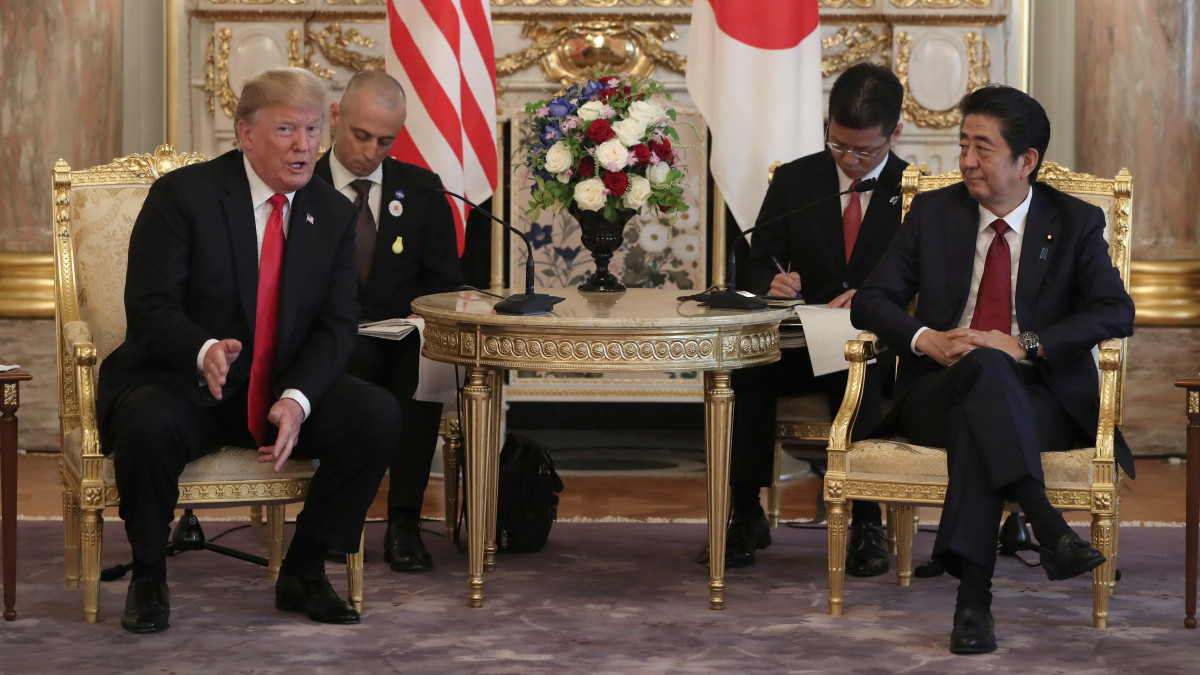 Donald Trump amerikai elnököt (b) fogadja Abe Sindzó japán kormányfő a tokiói Akaszaka állami vengégházban 2019. május 27-én. Trump négynapos hivatalos látogatáson tartózkodik Japánban.
