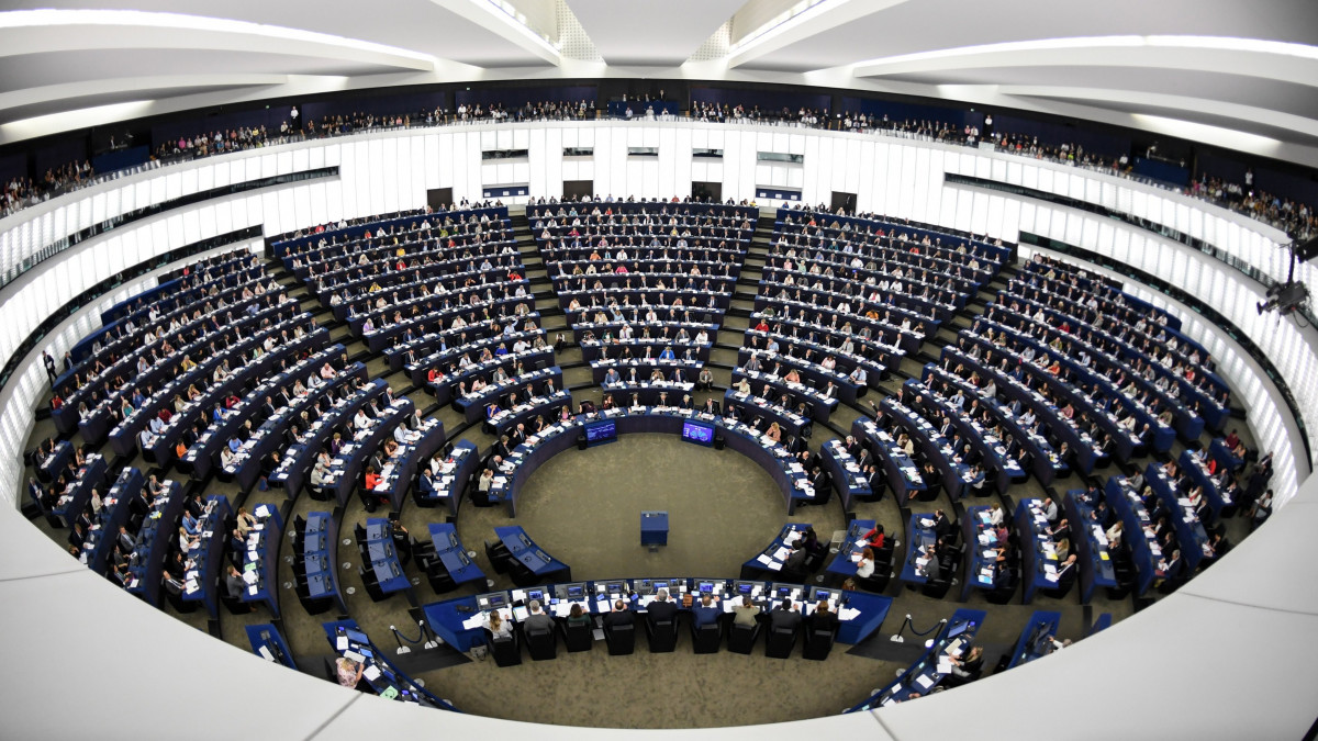 Strasbourg, 2018. szeptember 12.Az Európai Parlament képviselői szavaznak a Sargentini-jelentésről a parlament plenáris ülésén, Strasbourgban 2018. szeptember 12-én. A képviselők a magyar jogállamisági helyzetről szóló különjelentést 448 igen szavazattal, 197 ellenében, 48 tartózkodás mellett fogadták el. (MTI/EPA/Patrick Seeger)