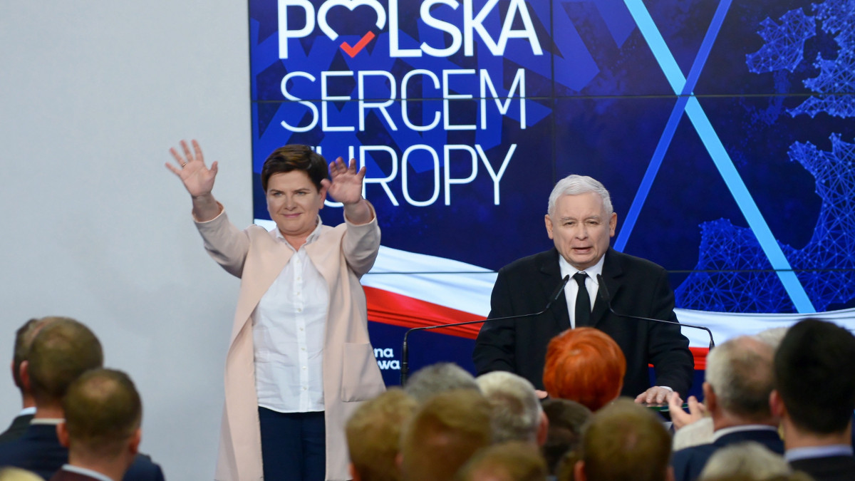 Jaroslaw Kaczynski, a kormányzó Jog és Igazságosság Pártjának (PiS) elnöke (j) és Beata Szydlo miniszterelnök-helyettes az európai parlamenti választásokon szavazók kikérdezésén alapuló közvélemény-kutatások első eredményeinek megismerése után Varsóban 2019. május 26-án.