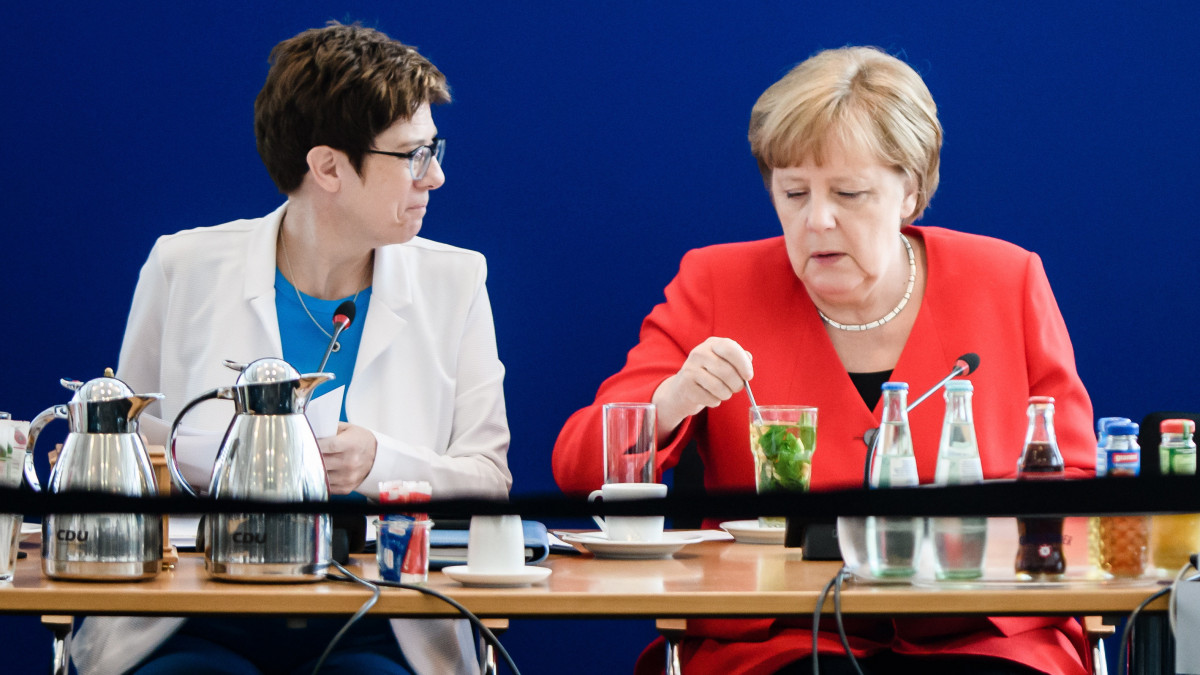 Angela Merkel német kancellár (j) és Annegret Kramp- Karrenbauer, a német Kereszténydemokrata Unió (CDU) elnöke sajtótájékoztatót tart az európai parlamenti választások után Berlinben 2019. május 27-én.