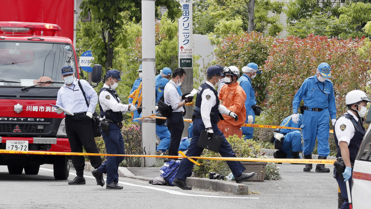 Rendőrök a Tokió környéki Kavaszakiban elkövetett késes támadás helyszínén 2019. május 28-án. Egy férfi késsel támadt egy buszmegállóban várakozókra, két személy és a támadó életét vesztette, tizenkét gyerek és három felnőtt megsebesült.