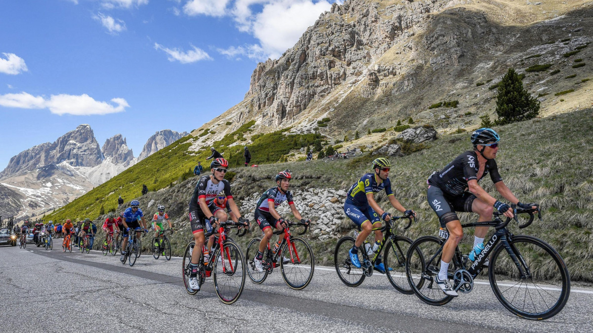 Valparola, 2017. május 25. A 100. Giro dItalia olasz országúti kerékpáros körverseny mezőnye a verseny 18., Moena és Ortisei közötti 139 kilométeres hegyi befutóján a Pordoi emelkedőn, Valparola közelében 2017. május 25-én. (MTI/EPA/Alessandro Di Meo)