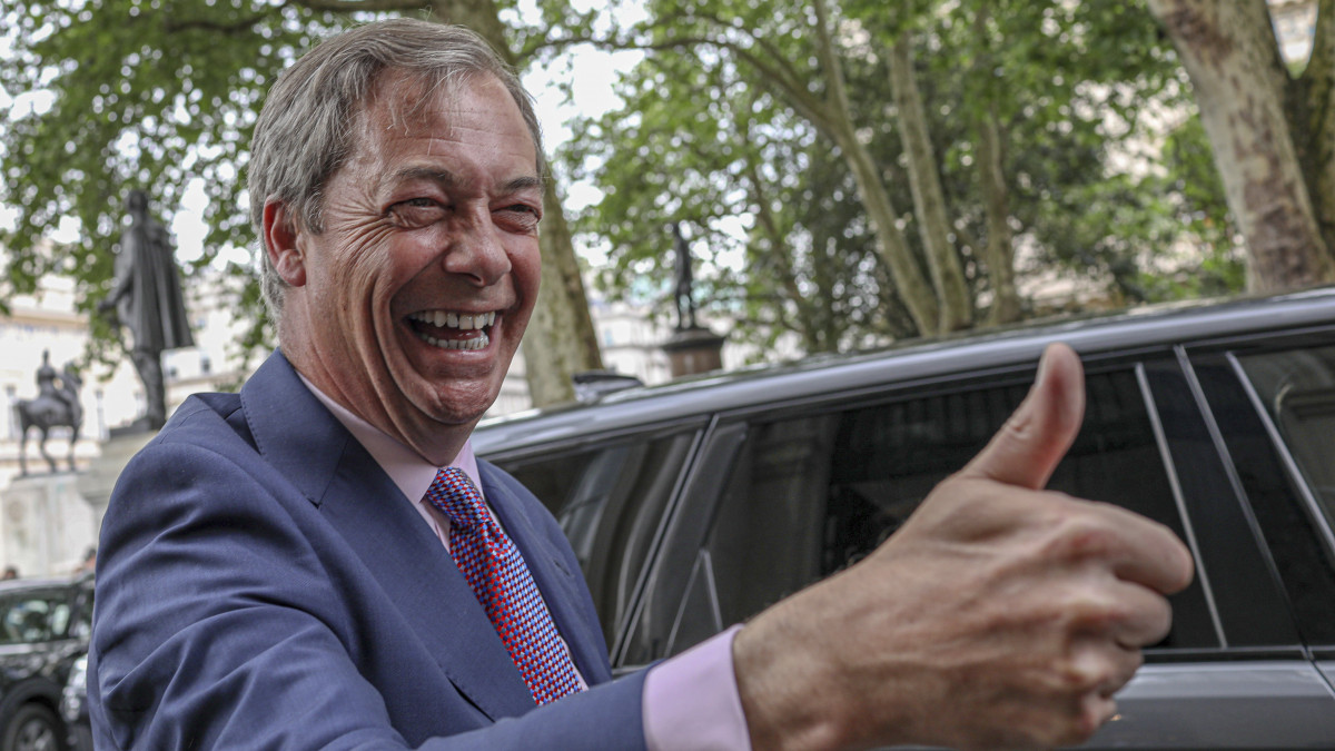 Nigel Farage, a választásokon győztes brit Brexit Párt vezére a párt új európai parlamenti képviselőinek bemutatására érkezik Londonban 2019. május 27-én, az európai parlamenti választások másnapján.
