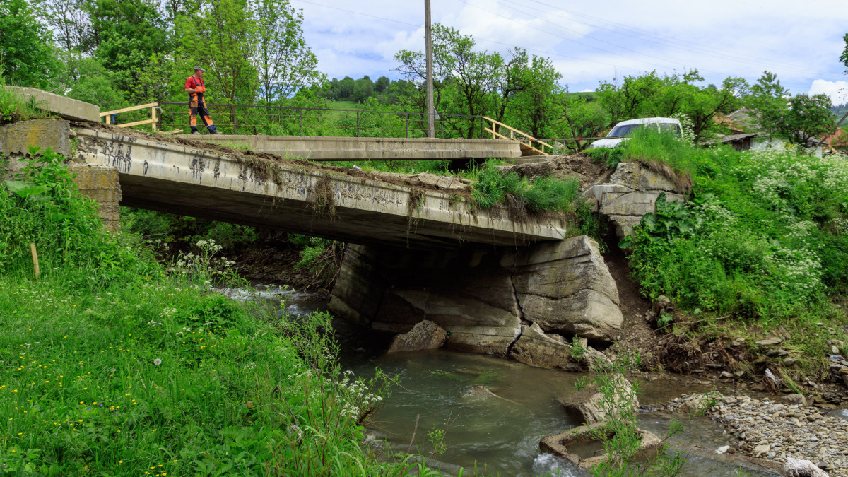 Áradás következtében megrongálódott híd Kárpátalján, a Volóci járásban található Kotlanfaluban 2019. május 27-én. A múlt héten a többnapos esőzés miatt Kárpátalja megye hat járásának 25 településén keletkeztek károk, elsősorban a Borzsa, Ung és Latorca völgyében. Az áradások következményeiről, a keletkezett károkról tájékozódott Andrij Ermak, az ukrán elnök tanácsadója Kárpátalján május 27-én.