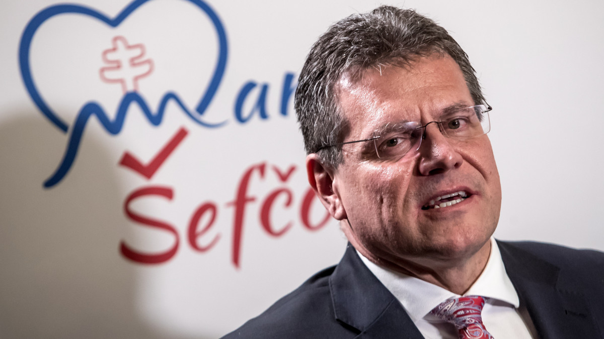 Maros Sefcovic, a legerősebb kormánypárt, az Irány (Smer-SD) elnökjelöltje nyilatkozik a sajtó képviselőinek Pozsonyban 2019. március 30-án, miután vereséget szenvedett Zuzana Caputovával, az ellenzéki liberális pártok jelöltjével szemben az ötödik közvetlen szlovák elnökválasztás, második, döntő fordulójában.