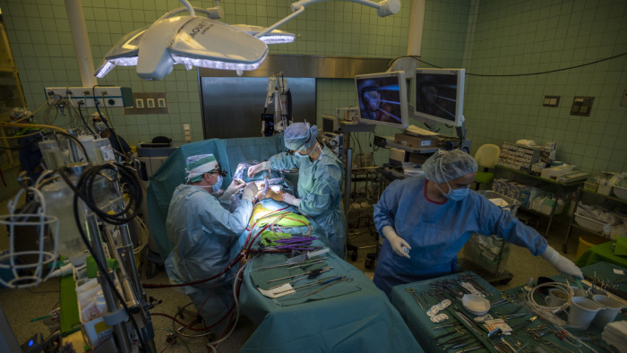 Élőben nézhették Magyarországon a legmodernebb szívműtétet