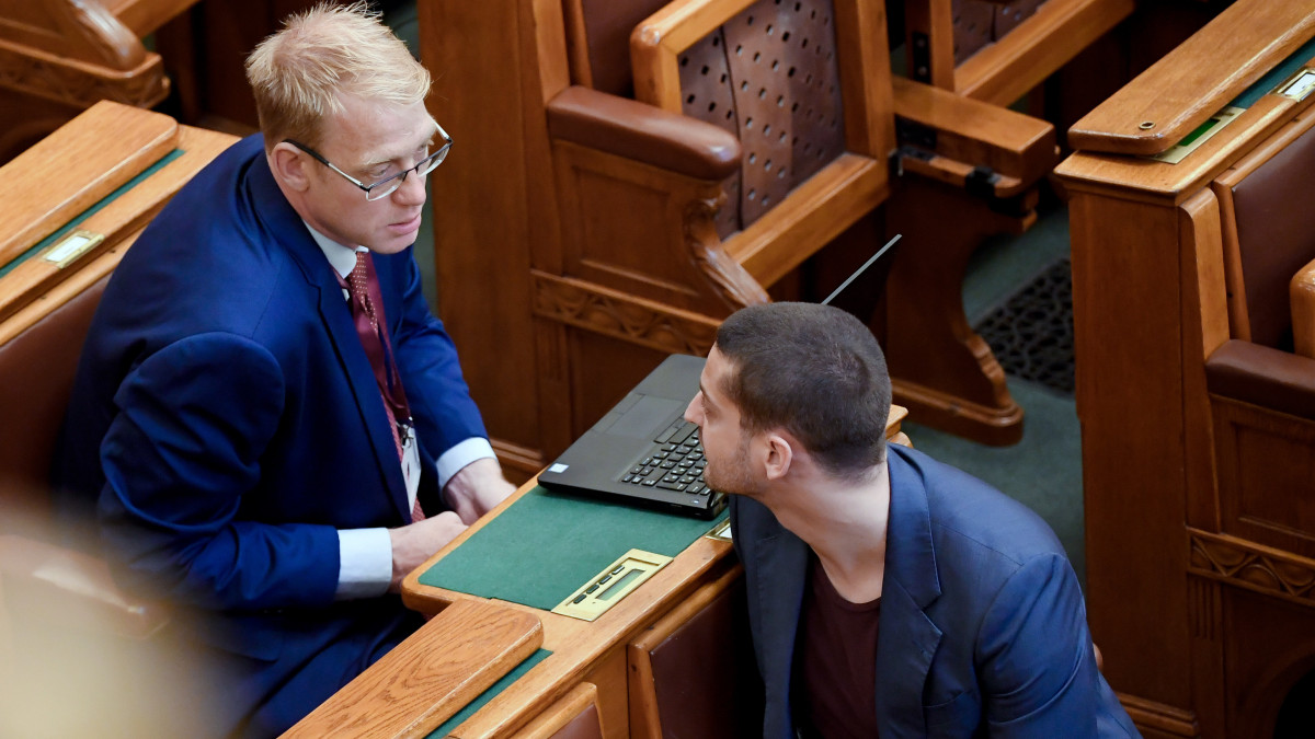 Steinmetz Ádám, a Jobbik (b) és Ungár Péter, az LMP parlamenti képviselője az Országgyűlés plenáris ülésén 2019. május 28-én.