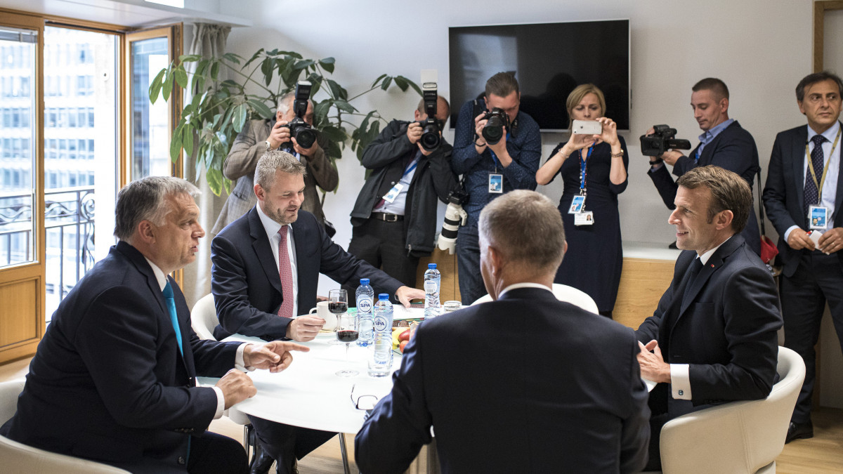 Brüsszel, 2019. május 28.
A Miniszterelnöki Sajtóiroda által közreadott képen Emmanuel Macron francia elnök (j) Orbán Viktor magyar (b), Peter Pellegrini szlovák (b2) és Andrej Babis cseh miniszterelnök (b3, háttal) társaságában a V4-Franciaország csúcstalálkozó előtt Brüsszelben 2019. május 28-án.
MTI/Miniszterelnöki Sajtóiroda/Szecsődi Balázs