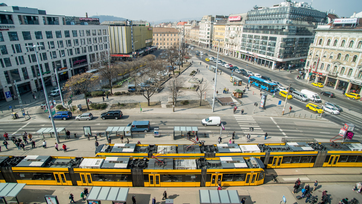 A Blaha Lujza tér Budapesten 2018. március 28-án. A teret mintegy kétmilliárd forintból, várhatóan 2019 végére felújítják.