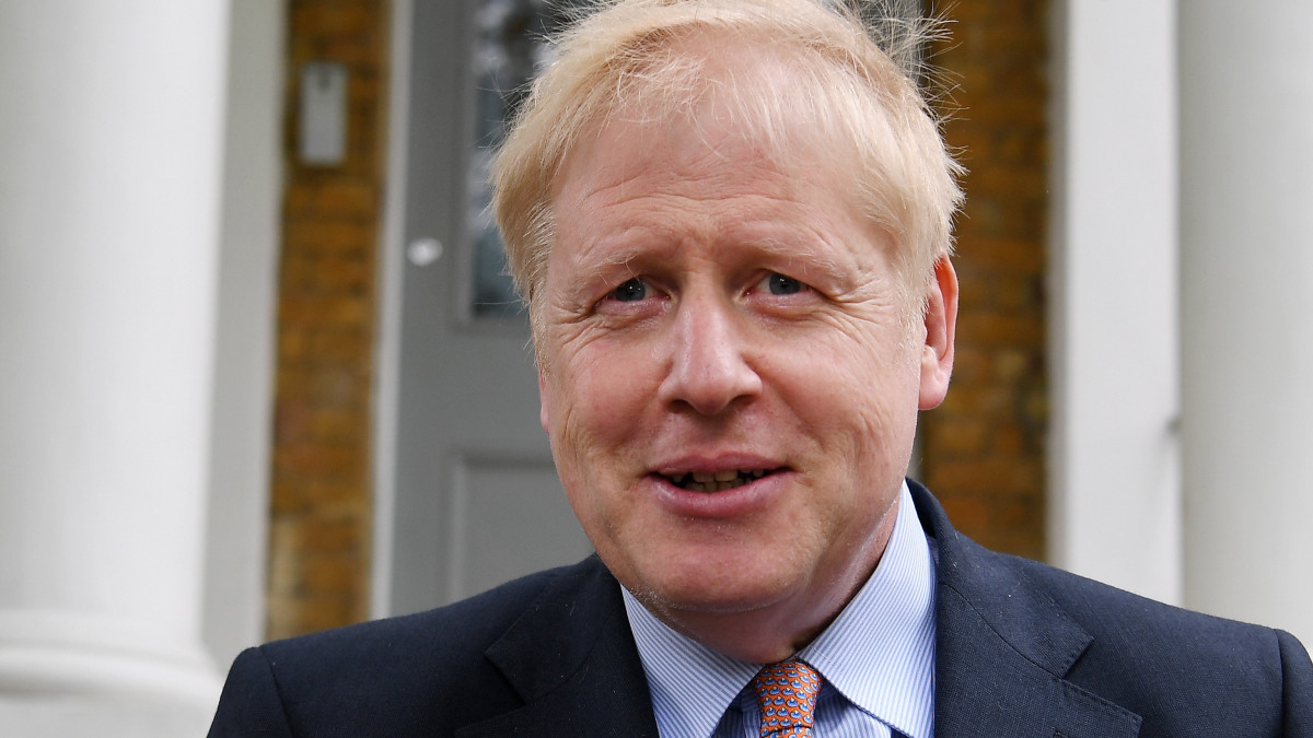 Boris Johnson volt brit külügyminiszter távozik londoni otthonából 2019. május 29-én. Johnsonnak a brit EU-tagságról rendezett népszavazás kampányában tett kijelentéseiért kell bíróság elé állnia közhivatali tisztséget betöltő személy által elkövetett visszaélés címén. Az eljárás központi elemét képezi az a sokat bírált és hivatalosan is cáfolt állítás, hogy Nagy-Britanniának az EU-tagság heti 350 millió fontjába (130 milliárd forint) kerül.