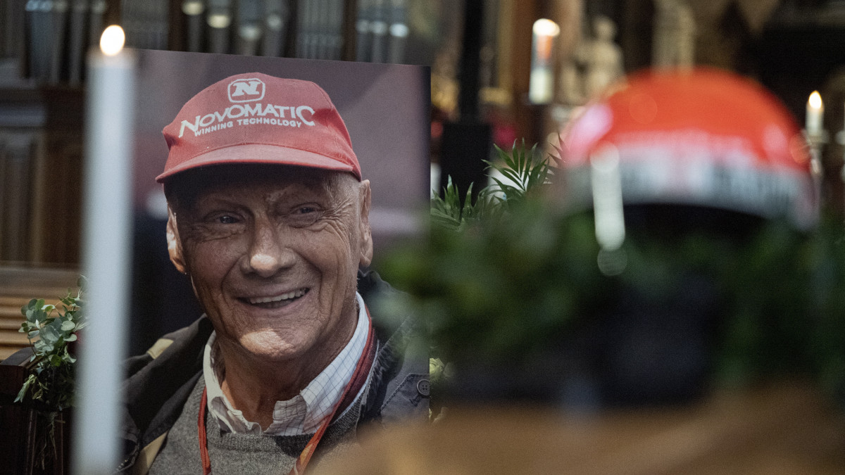Niki Lauda háromszoros világbajnok osztrák Forma-1-es autóversenyző portréja a koporsójánál a bécsi Szent István-székesegyházban tartott gyászszertartáson 2019. május 29-én. Lauda május 20-án 70 éves korában hunyt el.