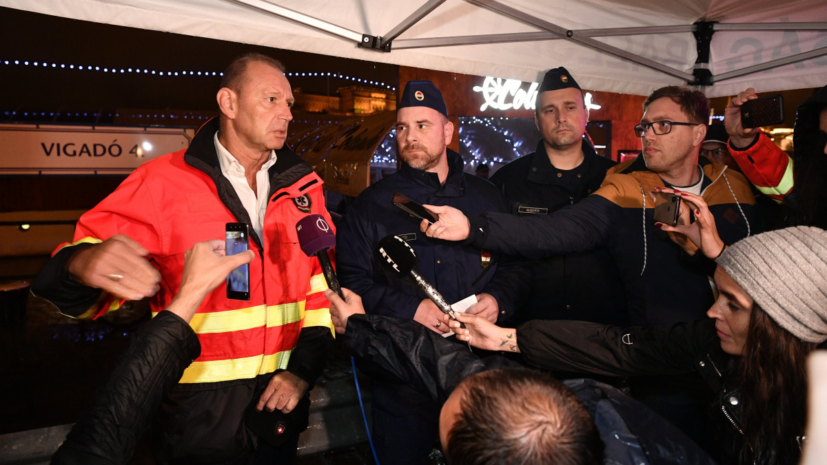 Győrfi Pál, az Országos Mentőszolgálat szóvivője, Gál Kristóf, az Országos Rendőr-főkapitányság szóvivője és Kolozsi Péter, a Fővárosi Katasztrófavédelmi Igazgatóság szóvivője (b-j) 2019. május 30-án tájékoztatja a sajtó képviselőit a Dunán a Parlament közelében 24-én éjszaka történt balesetről. Heten meghaltak, amikor két hajó összeütközött, majd az egyik, a Hableány felborult és elsüllyedt. Egy nagyméretű luxushajóval ütközhetett a turistahajó, amelynek fedélzetén 35-en voltak, főleg távol-keleti turisták.