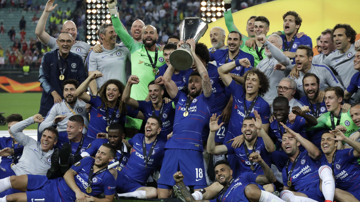 Olivier Giroud, a Chelsea játékosa a trófeával, miután csapata 4-1-re győzött az Arsenal ellen a labdarúgó Európa-liga döntőjében a Bakui Olimpiai Stadionban 2019. május 29-én.