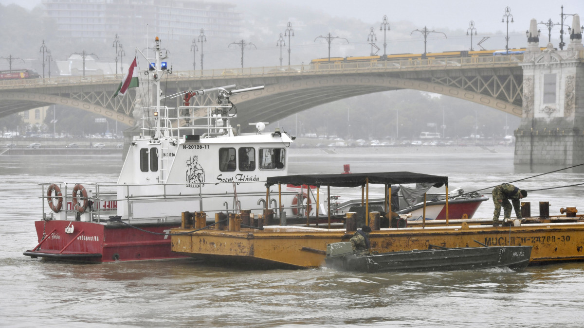 A Szent Flórián tűzoltóhajó érkezik egy pontonhídelemmel az éjjel történt hajóbaleset helyszínére a Duna fővárosi szakaszán, a Margit hídnál 2019. május 30-án. Legalább heten meghaltak, amikor 29-én éjszaka egy nagyméretű luxushajó és egy turistahajó összeütközött a Dunán a Parlament közelében, majd az egyik, a Hableány felborult és elsüllyedt 33 dél-koreai turistával és a kéttagú magyar személyzettel a fedélzetén.