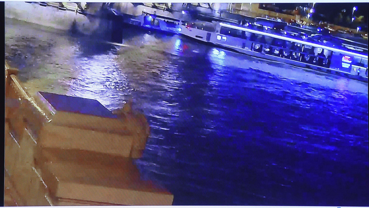 Az ütközés előtti pillanat látható a Dunán Budapestnél május 29-én éjjel történt hajóbalesetről bemutatott felvételen a Rendőrségi Igazgatási Központban, a főváros XIII. kerületében a Teve utcában 2019. május 30-án. Legalább heten meghaltak, amikor 29-én éjszaka egy nagyméretű luxushajó és egy turistahajó összeütközött a Dunán a Margit híd közelében, majd az egyik, a Hableány felborult és elsüllyedt 33 dél-koreai turistával és a kéttagú magyar személyzettel a fedélzetén. A rendőrség büntetőeljárás keretében, szakértők bevonásával vizsgálja a hajóbalesetet. 