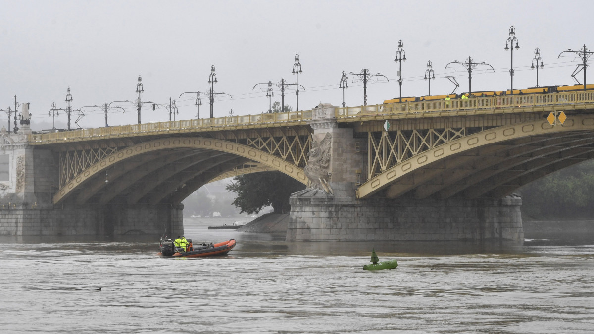 Kutató-motorcsónak a Duna fővárosi szakaszán, a Margit hídnál 2019. május 30-án. Legalább heten meghaltak, amikor 29-én éjszaka egy nagyméretű luxushajó és egy turistahajó összeütközött a Dunán a Parlament közelében, majd az egyik, a Hableány felborult és elsüllyedt 33 dél-koreai turistával és a kéttagú magyar személyzettel a fedélzetén.