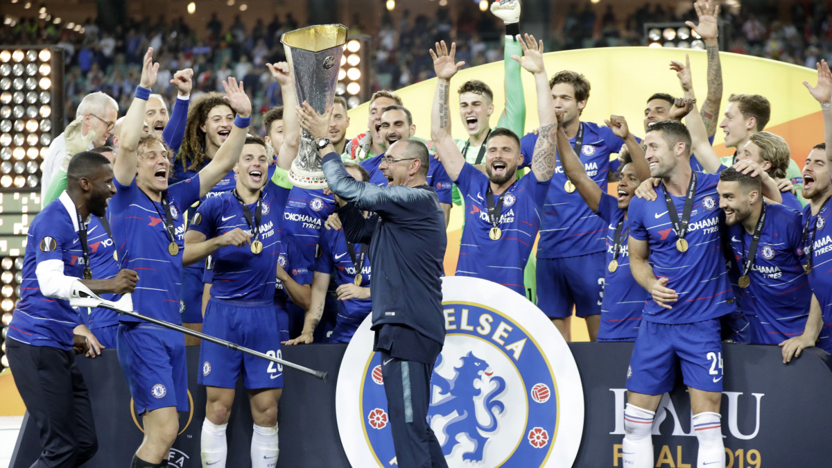 Maurizio Sarri, a Chelsea vezetőedzője a trófeával, miután csapata 4-1-re győzött az Arsenal ellen a labdarúgó Európa-liga döntőjében a Bakui Olimpiai Stadionban 2019. május 29-én.