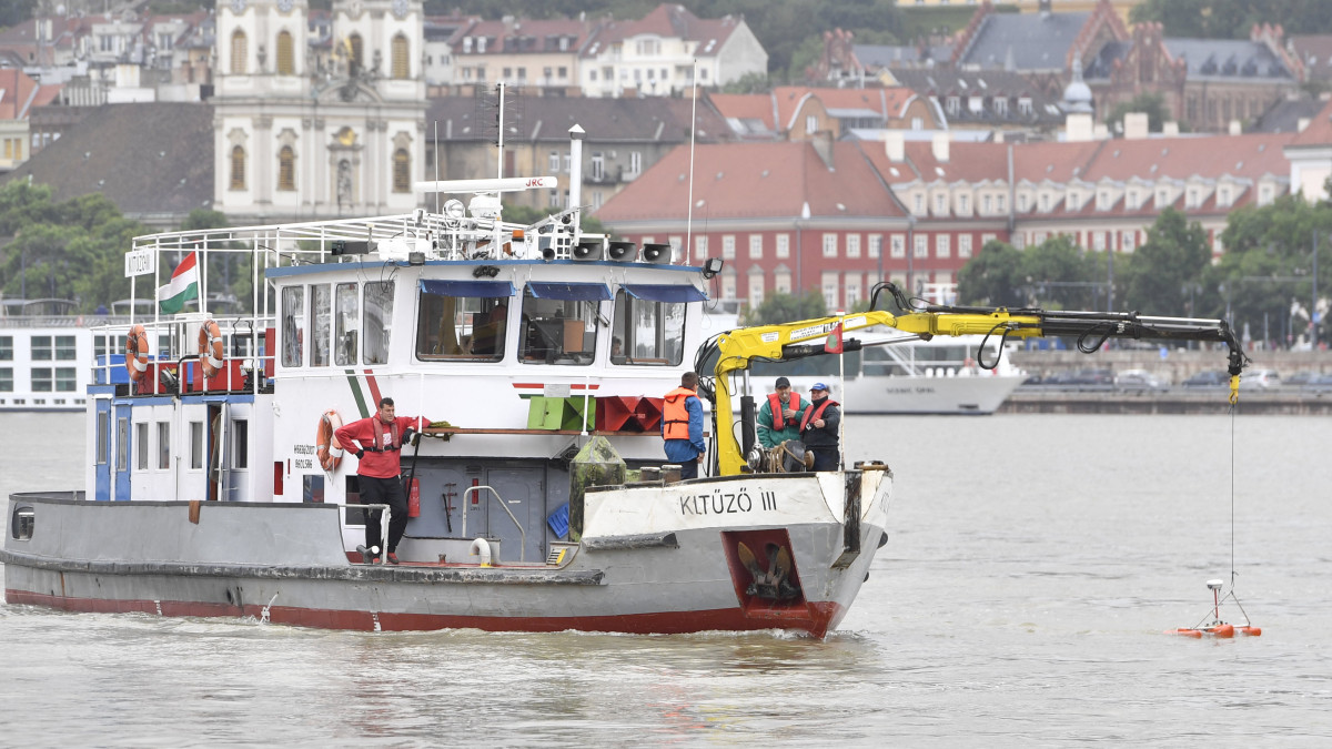 Az MH 1. Honvéd Tűzszerész és Hadihajós Ezred AM-31 Dunaújváros hajója részt vesz a hajóbalesetben elsüllyedt Hableány turistahajó állapotának vizsgálatában a Margit híd alatt 2019. május 30-án. Legalább heten meghaltak, amikor május 29-én éjszaka a Viking Sigyn szállodahajó és a Hableány turistahajó összeütközött a Margit híd közelében, majd a turistahajó felborult és elsüllyedt 33 dél-koreai turistával és a kéttagú magyar személyzettel a fedélzetén. A rendőrség büntetőeljárás keretében, szakértők bevonásával vizsgálja a hajóbalesetet.