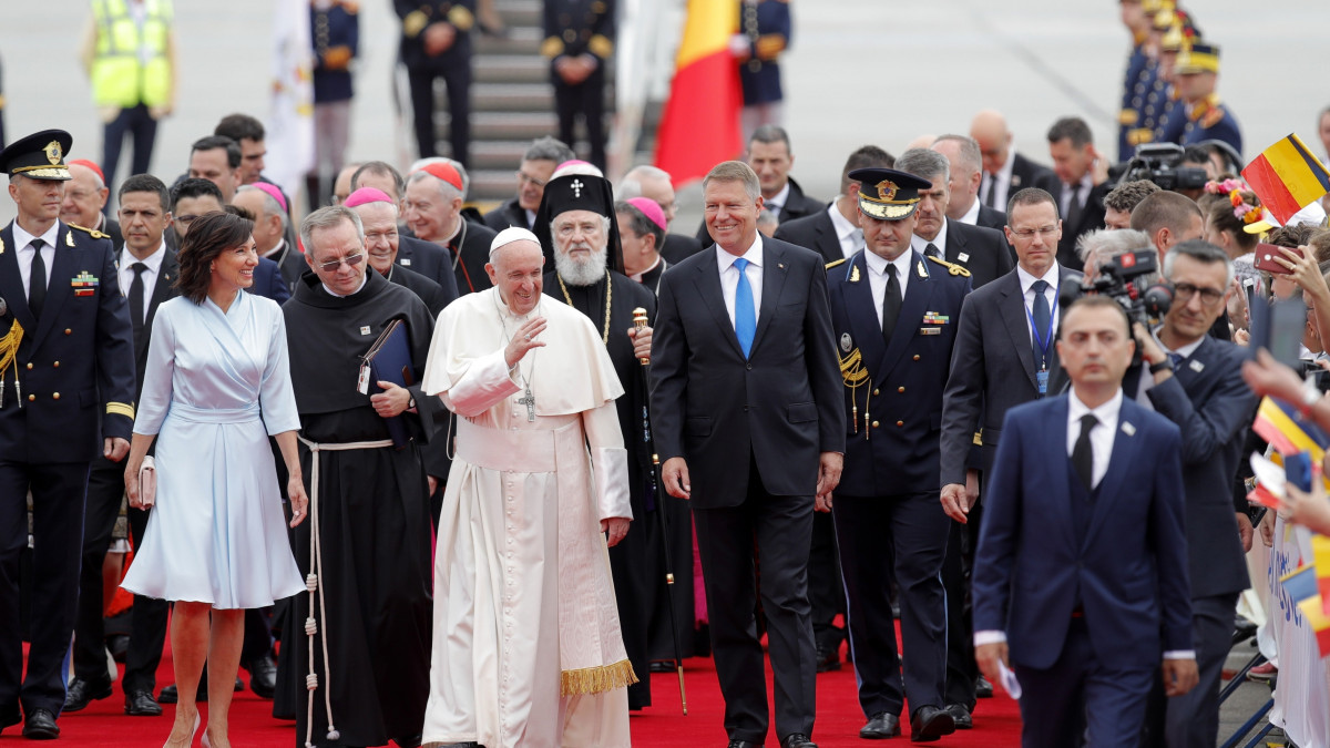 Ferenc pápát (k) fogadja Klaus Iohannis román államfő (j) és felesége Carmen Iohannis (b) a Henri Coandă nemzetközi repülőtéren 2019. május 31-én. A katolikus egyházfő háromnapos pasztorális és ökumenikus jellegű apostoli látogatáson vesz részt Romániában.