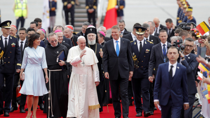 Bukarestbe érve Daciába ült Ferenc pápa