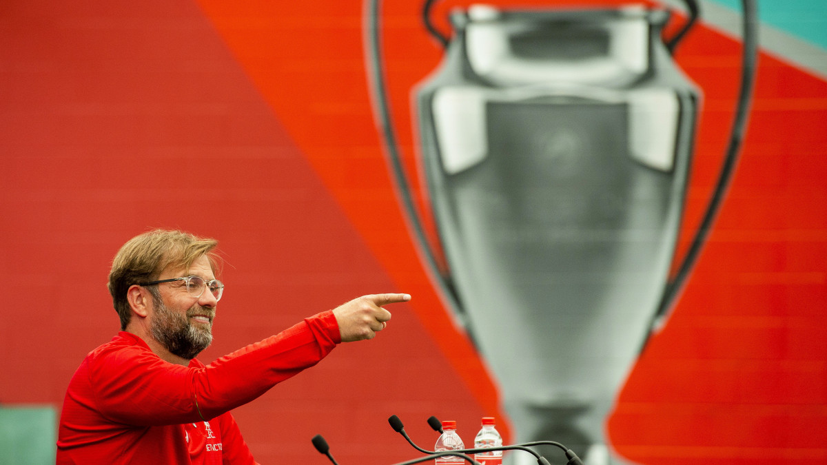 Jürgen Klopp, a Liverpool vezetőedzője sajtótájékoztatót tart a csapat edzőközpontjában 2019. május 28-án. A Liverpool június 1-jén a Tottenham Hotspur ellen vívja a labdarúgó Bajnokok Ligájának döntőjét, amelyre Madridban kerül sor.