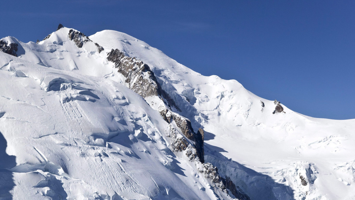 Chamonix, 2012. július 12.2010. június 4-i kép a Mont Blanc-hegységhez tartozó Maudit-hegy északi oldaláról (az előtérben) és a Mont Blanc legmagasabb, 4808 méteres csúcsáról. A Mont Maudit oldalán, 4000 méteres magasságban lavina sodort el hegymászókat 2012. július 12-én. A hógörgeteg következtében kilencen életüket vesztették, tizenegyen sérüléseket szenvedtek, négyen pedig eltűntek. Az alpinisták Dániából, Franciaországból, Németországból, Spanyolországból, Svájcból és Szerbiából érkeztek. (MTI/EPA/Arno Balzarini)