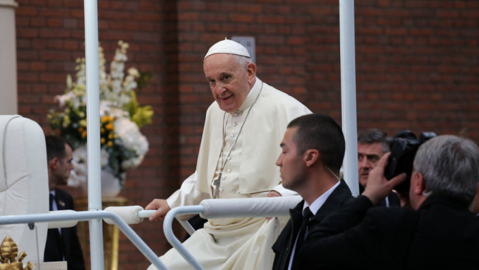 Szakadó esőben várják Ferenc pápát a hívek