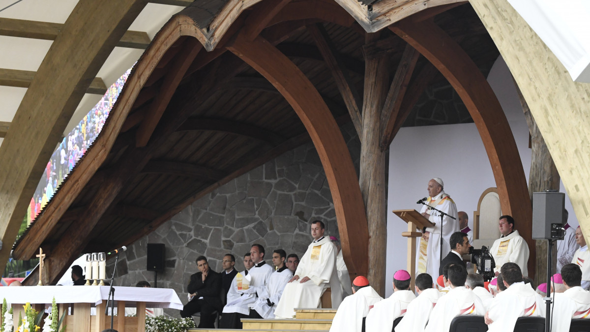 Ferenc pápa szentmisét pontifikál a csíksomlyói hegynyeregben, Erdélyben 2019. június 1-jén. A katolikus egyházfő háromnapos pasztorális és ökumenikus apostoli látogatáson vesz részt Romániában.