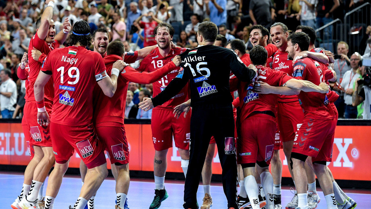A Telekom Veszprém játékosai a 33-30 arányú győzelmüket ünneplik a lengyel Vive Kielce együttesével játszott mérkőzés végén a férfi kézilabda Bajnokok Ligája elődöntőjében Kölnben 2019. június 1-jén.