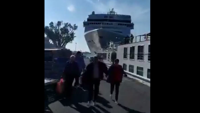 Újabb drámai videó a velencei óriáshajó balesetéről