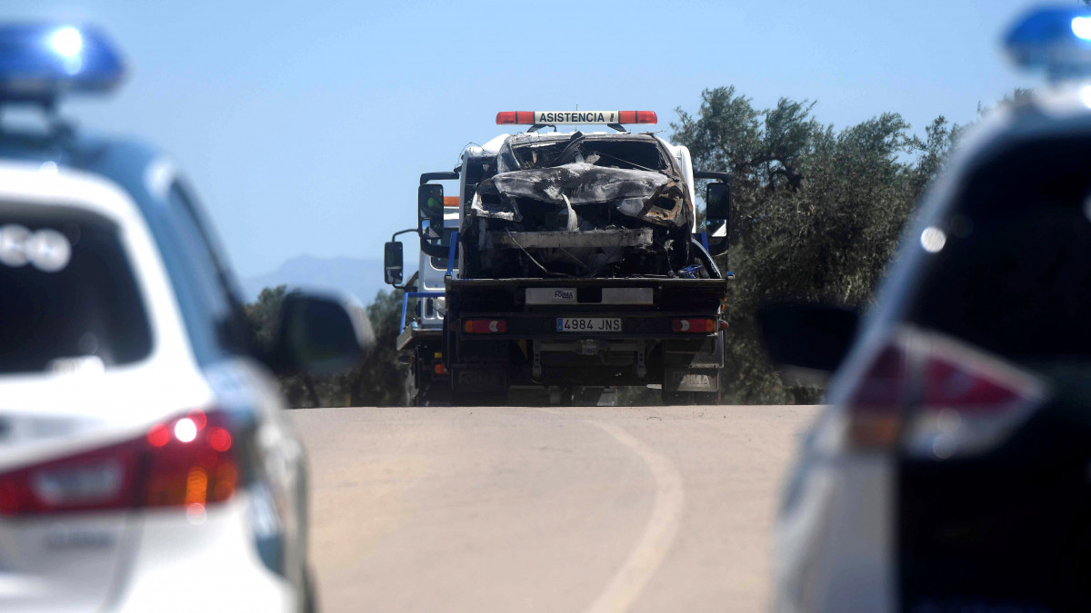 José Antonio Reyes, korábbi spanyol válogatott labdarúgó autójának kiéget roncsát szállítják el a Sevilla spanyol tartománybeli Alcala de Guadairában, ahol Reyes közlekedési balesetet szenvedett 2019. június 1-jén. A 35 éves, huszonegyszeres válogatott játékos életét vesztette a karambolban.