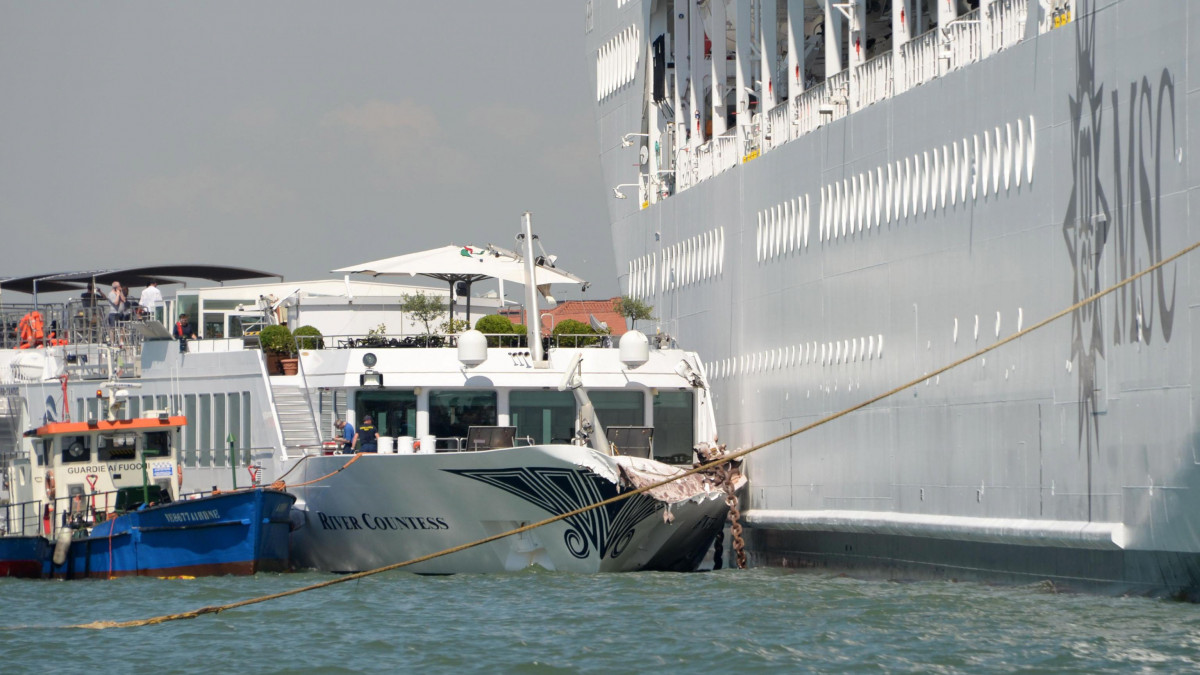 A MSC Opera óceájáró és a River Countess folyami turistahajó Velencében 2019. június 2-án, miután az óceánjáró előbb a kikötőfalnak, majd a River Countessnek ütközött a Giudecca-csatornán. Négy turistanő megsérült.