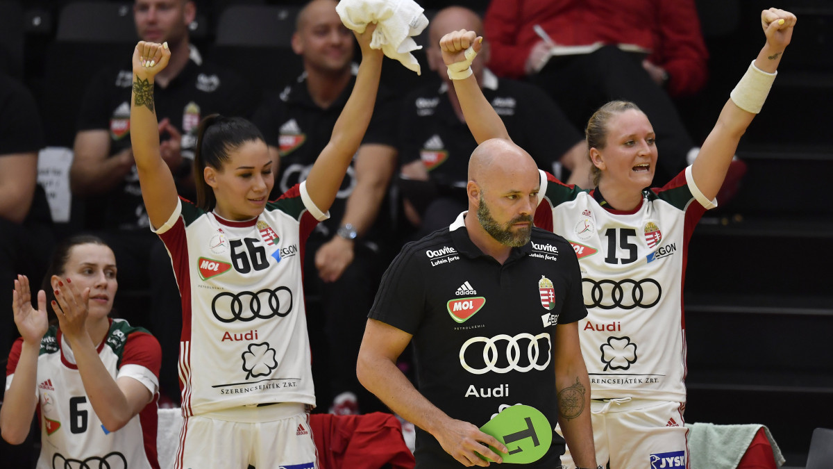 Schatzl Nadine, Lukács Viktória, Kim Rasmussen szövetségi kapitány és Klivinyi Kinga (b-j) az Ausztria - Magyarország női kézilabda világbajnoki selejtező mérkőzésen az ausztriai Grazban 2019. június 2-án.