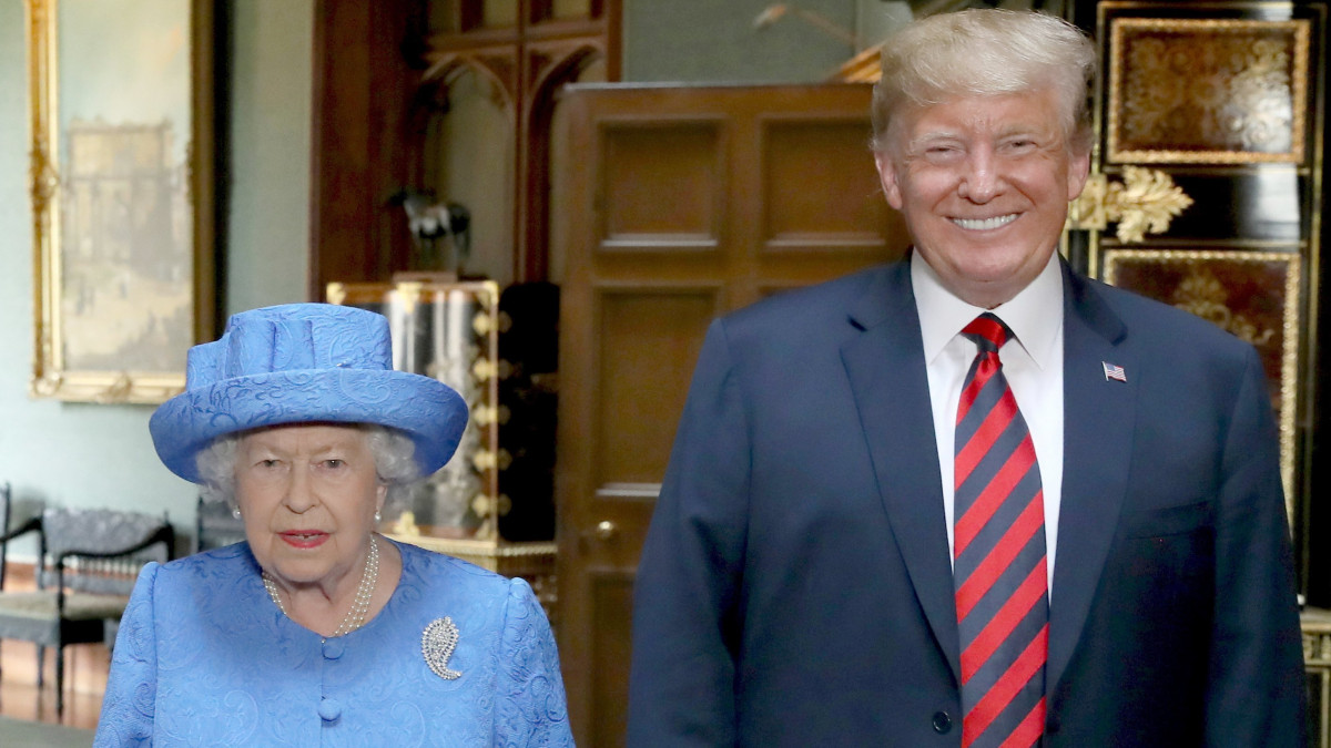 Windsor, 2018. július 13.II. Erzsébet brit uralkodó Donald Trump amerikai elnök társaságában a windsori kastélyban 2018. július 13-án. Trump kétnapos látogatáson tartózkodik a szigetországban. (MTI/EPA)