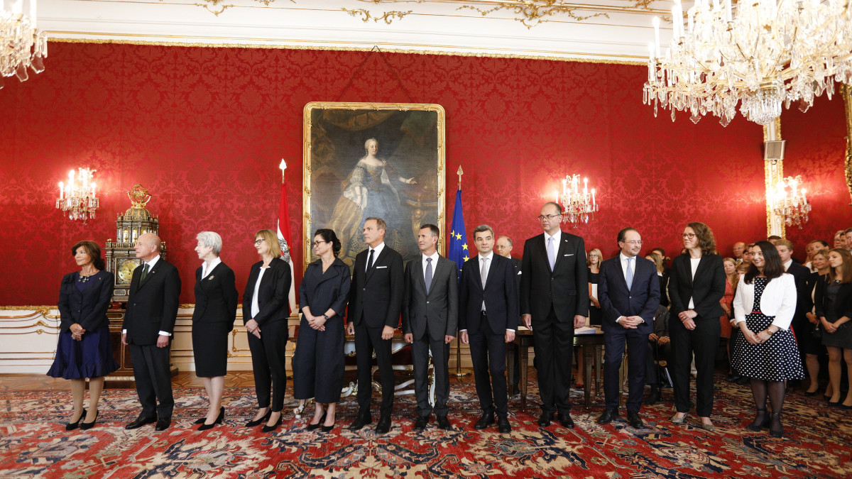 Brigitte Bierlein kijelölt ügyvezető osztrák kancellár (b) és miniszterei az ügyvezető kormány beiktatási ünnepségén a bécsi államfői rezidencián, a Hofburgban 2019. június 3-án.