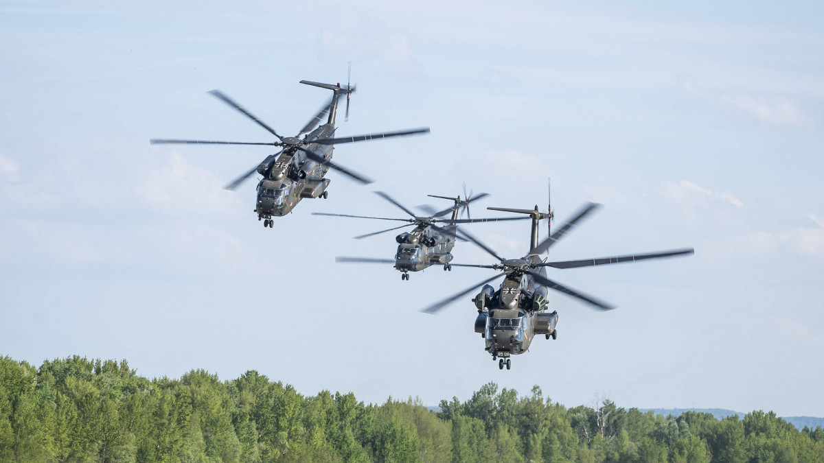 Katonai helikopterek a Fire Blade 2017 elnevezésű többnemzeti hadgyakorlaton a Magyar Honvédség pápai bázisrepülőterén 2017. május 2-án.