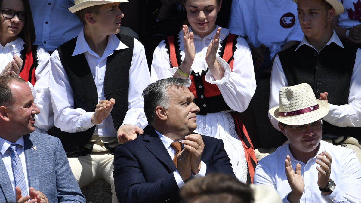 Orbán Viktor miniszterelnök (k) és Csáky Csongor, a Rákóczi Szövetség elnöke (b) a nemzeti összetartozás napján tartott ünnepségen Sátoraljaújhelyen, Rákóczi Tábor és Rendezvényközpontban 2019. június 4-én.