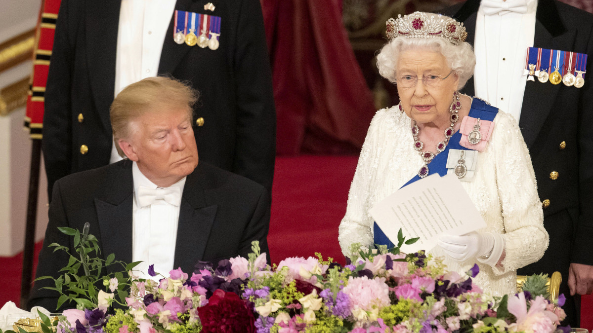 II. Erzsébet brit királynő pohárköszöntőt mond a Donald Trump amerikai elnök (b) és kíséretének tiszteletére a londoni uralkodói rezidencián, a Buckingham-palotában adott díszvacsorán 2019. június 3-án.