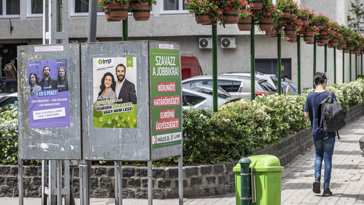 A Momentum, az LMP és a Jobbik választási plakátja Budapesten a Radnóti Miklós utca és a Visegrádi utca kereszteződésében 2019. május 21-én. Az Európai Unió tagországaiban május 23. és 26. között választják meg az Európai Parlament (EP) képviselőit, Magyarországon 26-án.