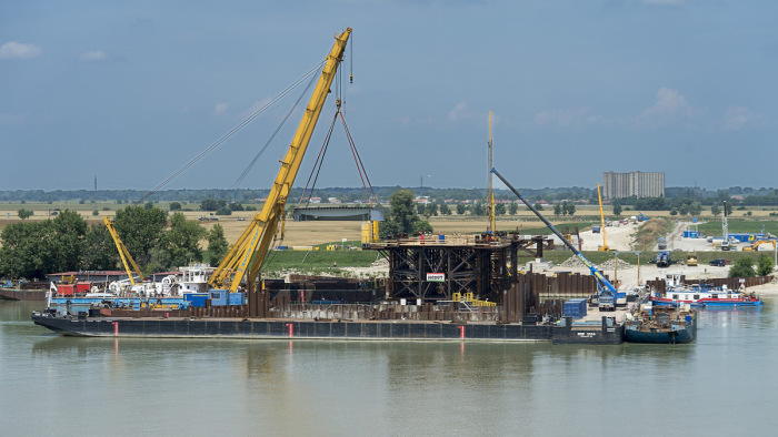 Dunai hajóbaleset - egy teherszállító lassítja a hajódarut