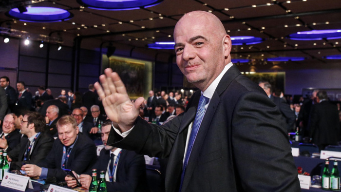 Közfelkiáltással választottak elnököt a FIFA élére