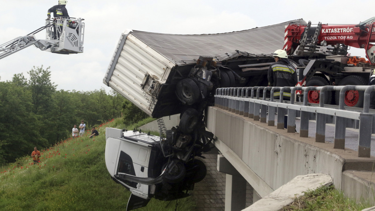 Kamion sofőrfülkéje lóg le az M3-as autópálya hídjáról Mezőcsát térségében, a Miskolc felé vezető oldalon 2019. június 5-én.