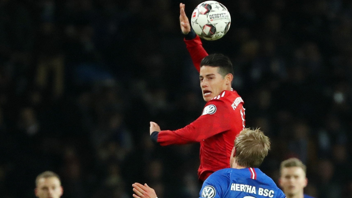 Per Skjelbred, a Hertha BSC (3) és James Rodriguez, a Bayern München játékosa a labdarúgó Német Kupa harmadik fordulójában játszott mérkőzésen a berlini Olimpiai Stadionban 2019. február 6-án. A Hertha hosszabbítás után 3-2-re kikapott hazai pályán.