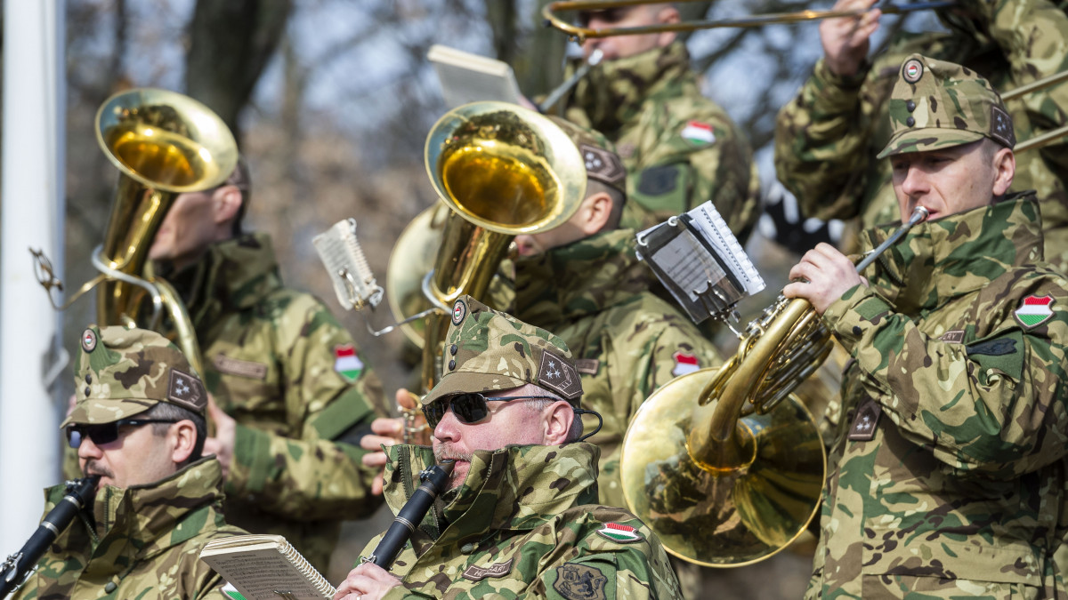 Katona zenészek a Katonai Emlékpark Pákozd - Nemzeti Emlékhely tizedik évadának megnyitó ünnepségén 2019. március 9-én.