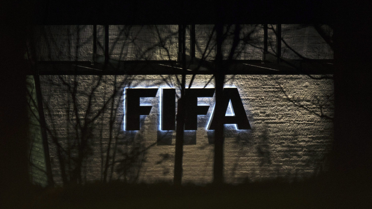 Zürich, 2015. december 17.A Nemzetközi Labdarúgó-szövetség, a FIFA zürichi székháza 2015. december 17-én. A szövetség etikai bizottságának döntőbírái ezen a napon hallgatják meg Joseph Blattert, a FIFA korrupció gyanúja miatt 90 napra felfüggesztett elnökét. (MTI/EPA/Walter Bieri)