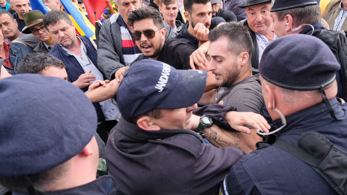 Csendőrökkel dulakodnak román résztvevők, akik erőszakkal benyomult az úzvölgyi katonatemetőbe, ahol ortodox szertartás keretében felszentelték törvénysértően létesített román emlékművet és parcellát 2019. június 6-án.